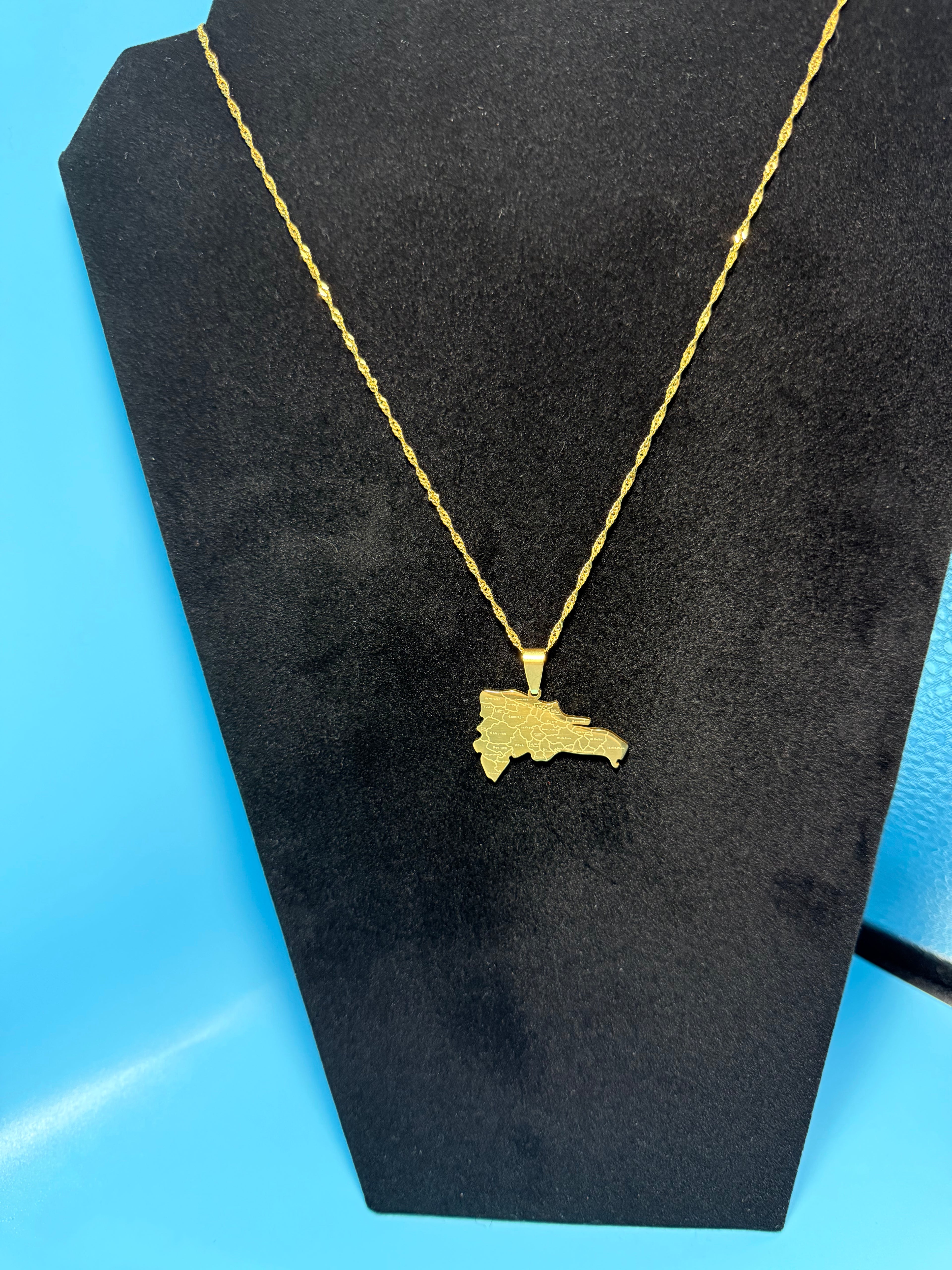 DOMINICAN REPUBLIC PENDANT + NECKLACE